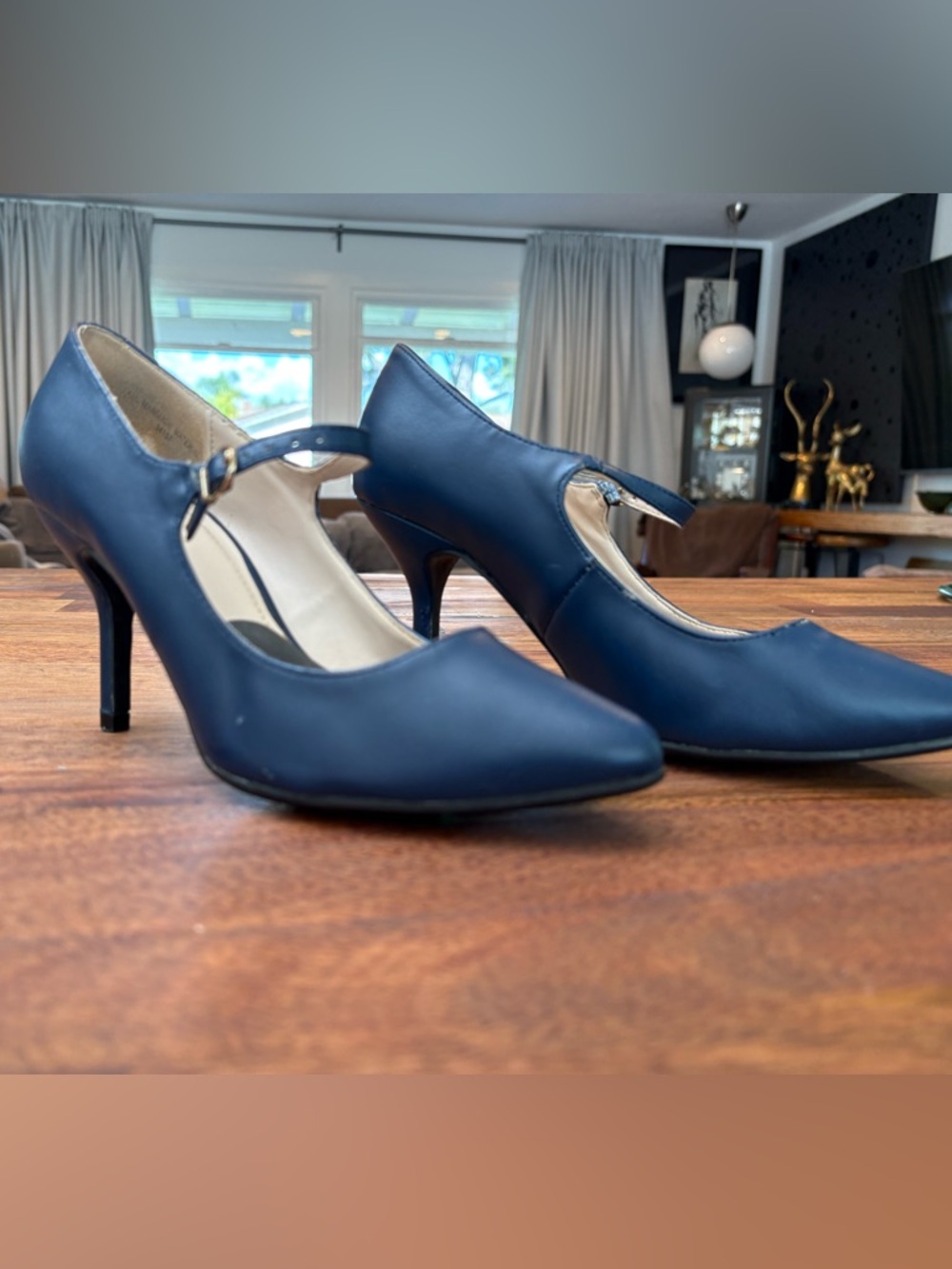 Navy blue Mary Jane pump from the brand Bamboo. Size 7 - Picture 2 of 10
